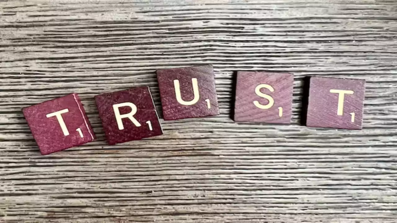 आपको किस पर भरोसा करना चाहिए? (Whom Should You Trust?)