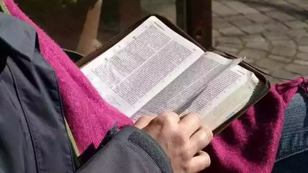 एक मसीही के लिए बाइबल अध्ययन करना क्यों महत्वपूर्ण है? (Importance of Bible Study) 